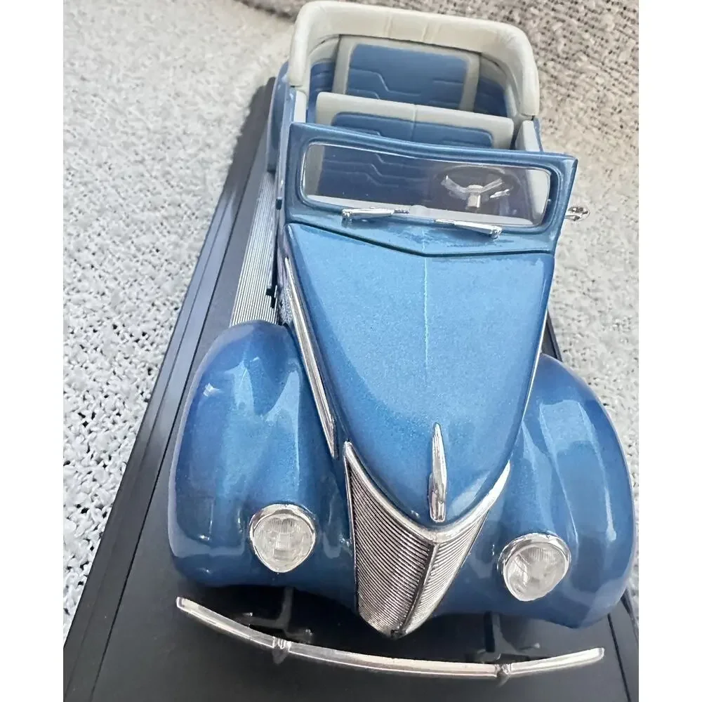 A21 1937 Ford Convertible 1:18 –Road Legends – Blue w/ White Top – Die-Cast